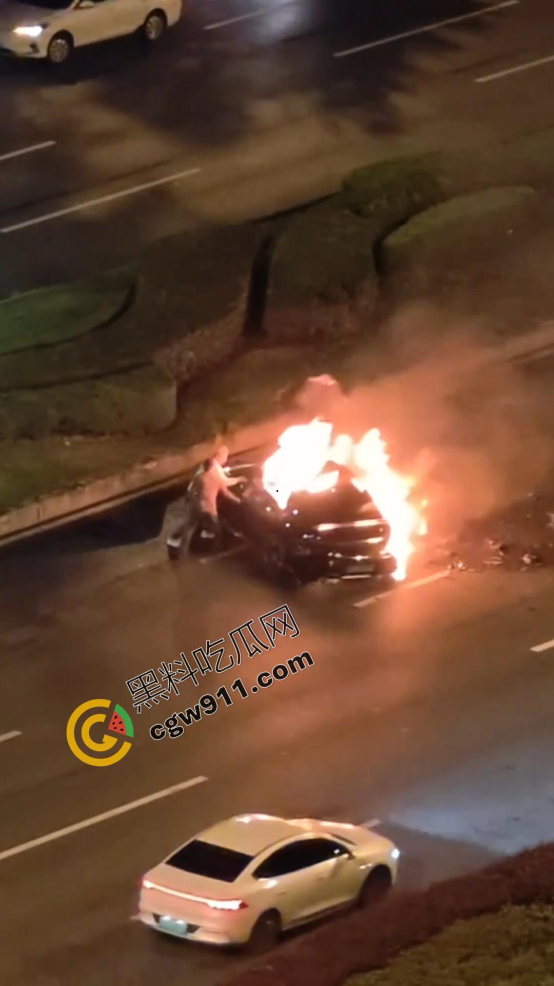 成都天府大道惊魂夜：醉酒小米SU7车主酒驾撞绿化带，瞬间火光冲天，车主活活烧死，雷军粉丝掉粉29万