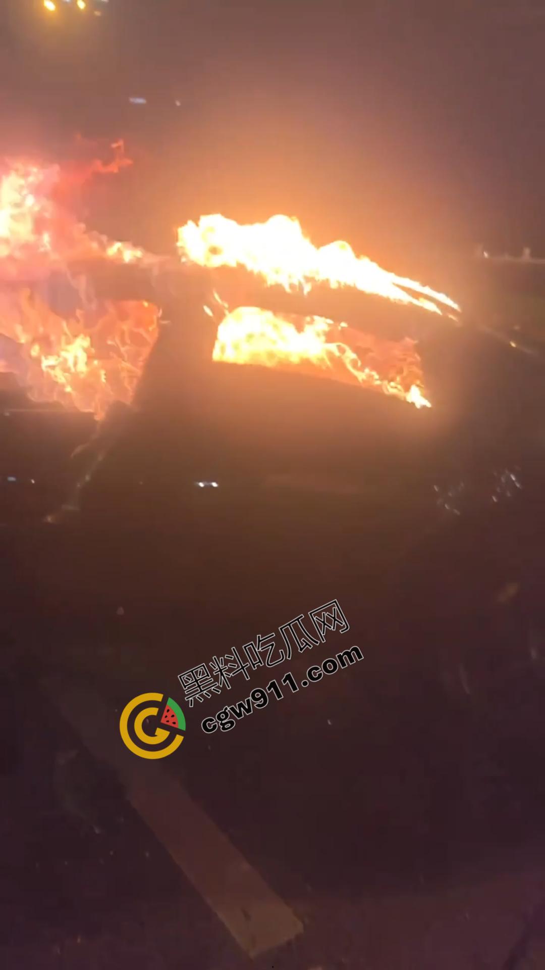 成都天府大道惊魂夜：醉酒小米SU7车主酒驾撞绿化带，瞬间火光冲天，车主活活烧死，雷军粉丝掉粉29万