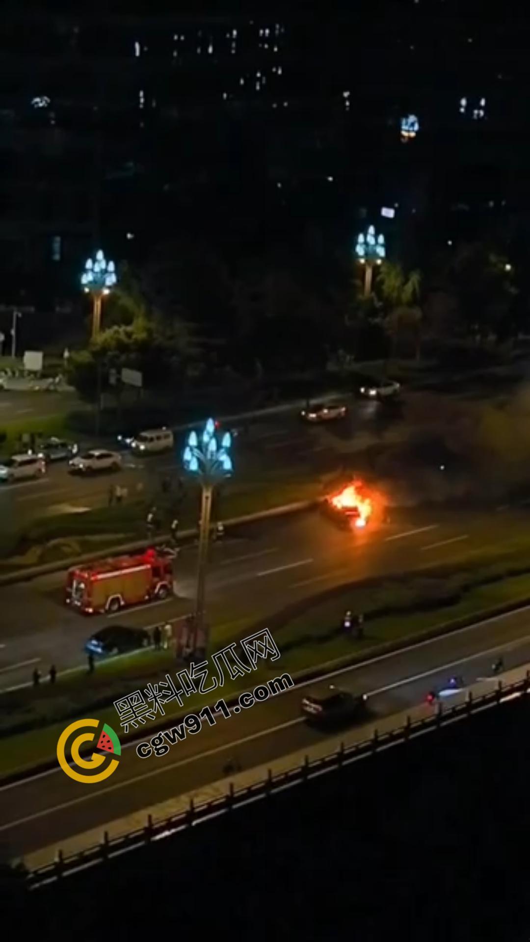 成都天府大道惊魂夜：醉酒小米SU7车主酒驾撞绿化带，瞬间火光冲天，车主活活烧死，雷军粉丝掉粉29万-6