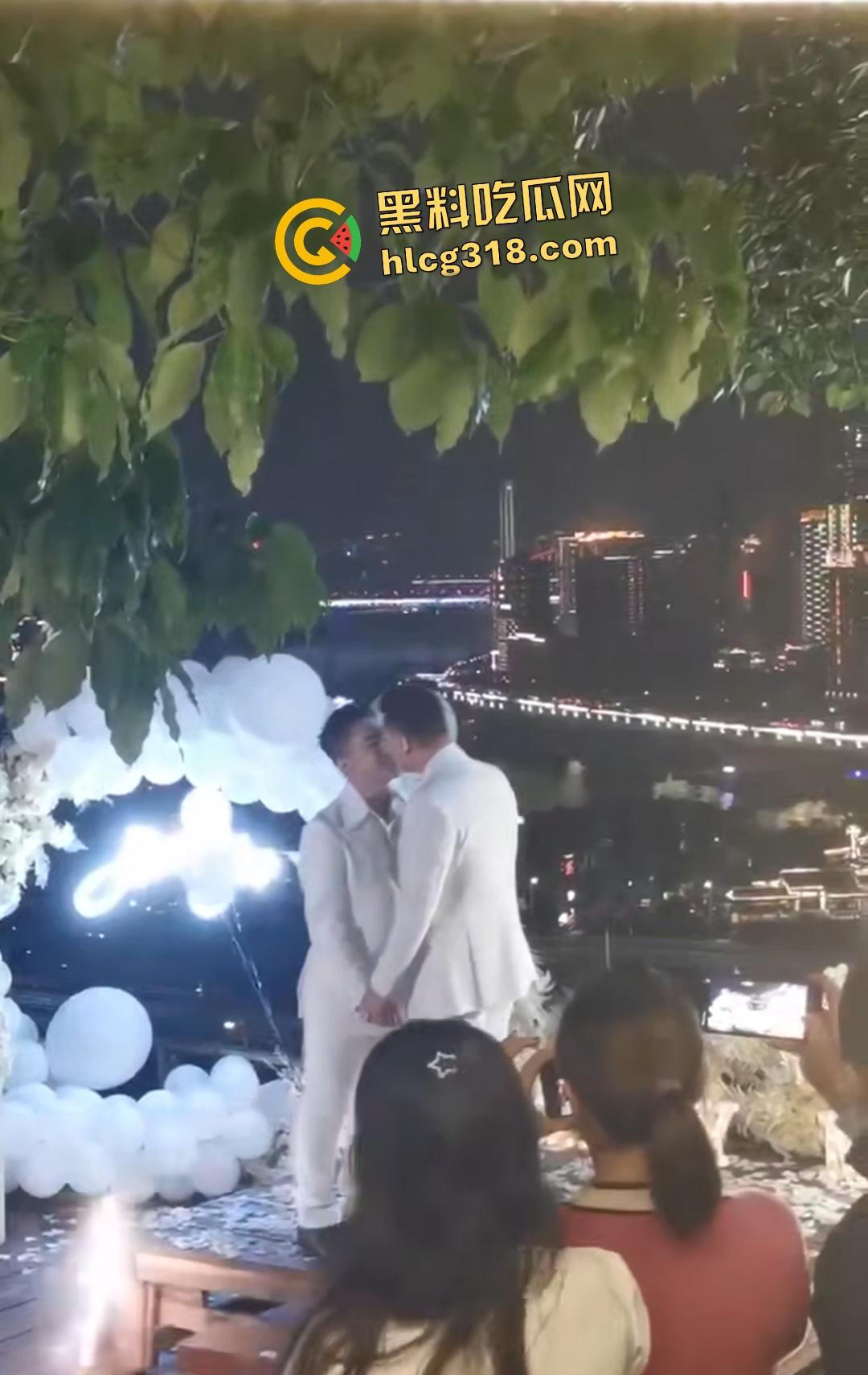 成都gay情侣白西装婚礼炸裂！亲朋好友围观拥抱亲嘴，包容度爆表还是直奔床榻吃鸡？