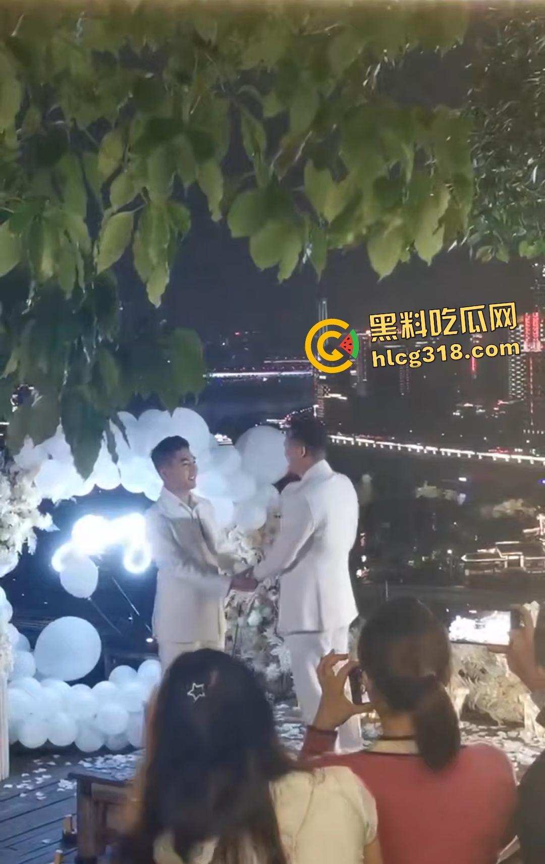 成都gay情侣白西装婚礼炸裂！亲朋好友围观拥抱亲嘴，包容度爆表还是直奔床榻吃鸡？
