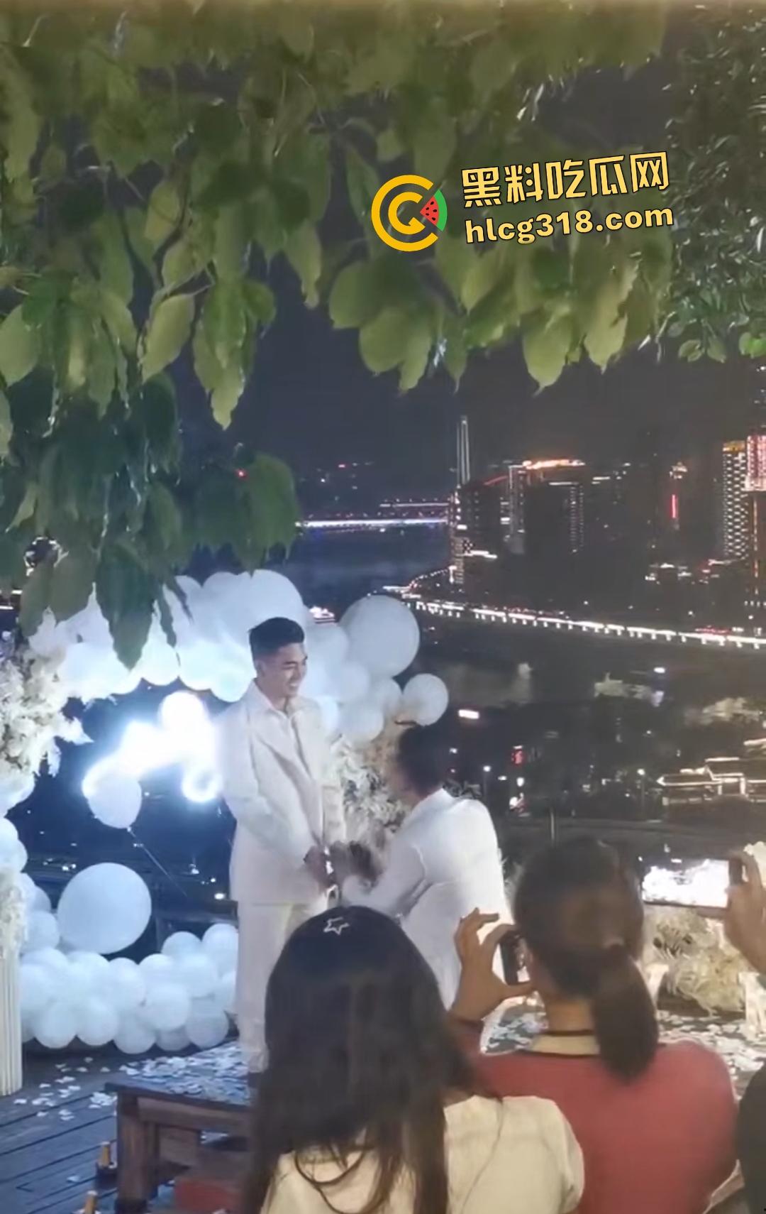 成都gay情侣白西装婚礼炸裂！亲朋好友围观拥抱亲嘴，包容度爆表还是直奔床榻吃鸡？