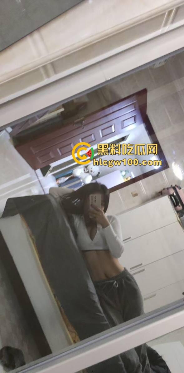 上海已婚反差骚妻【于思雨】背着老公跟炮友疯狂约炮，蜂腰美乳蜜桃臀被爆操到浑身抽搐，结婚照都成了撩骚工具！-5