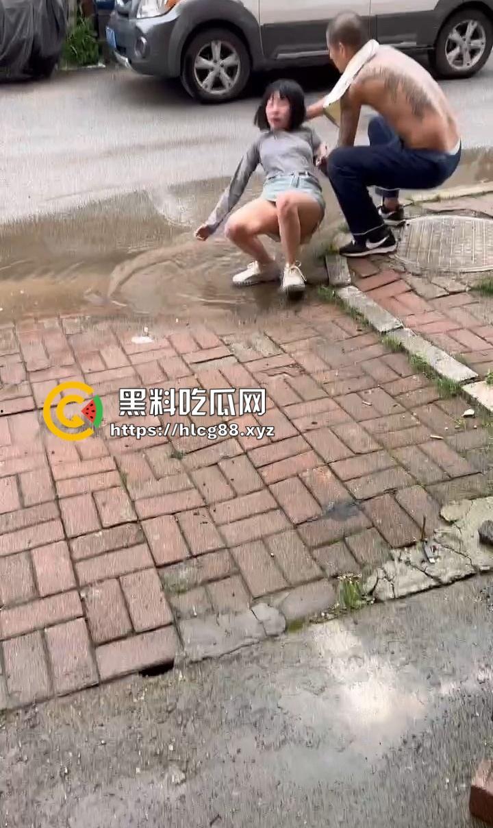 精神小妹嗑药吹气球嗨过头，走路像丧尸被精神小伙按水里洗脸，清醒后还想再嗨！-11